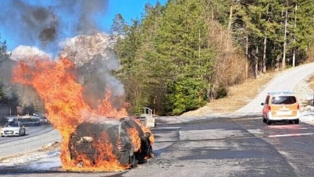 El coche estaba en llamas. (Bild: FF Seefeld)