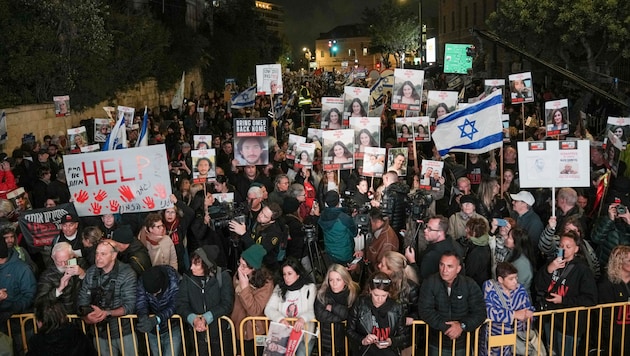 Demonstration für die Freilassung der Hamas-Geiseln in Jerusalem (Bild: AP)