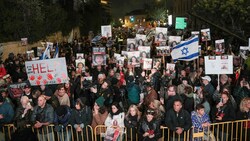 Demonstration für die Freilassung der Hamas-Geiseln in Jerusalem (Bild: AP)