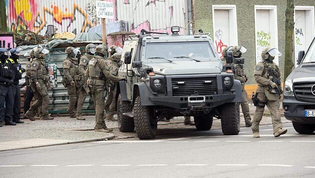 Agentes de policía con un vehículo blindado el domingo. La operación estaba relacionada con la persecución de los dos presuntos atracadores de la RAF que siguen huidos. (Bild: APA/dpa/Paul Zinken)