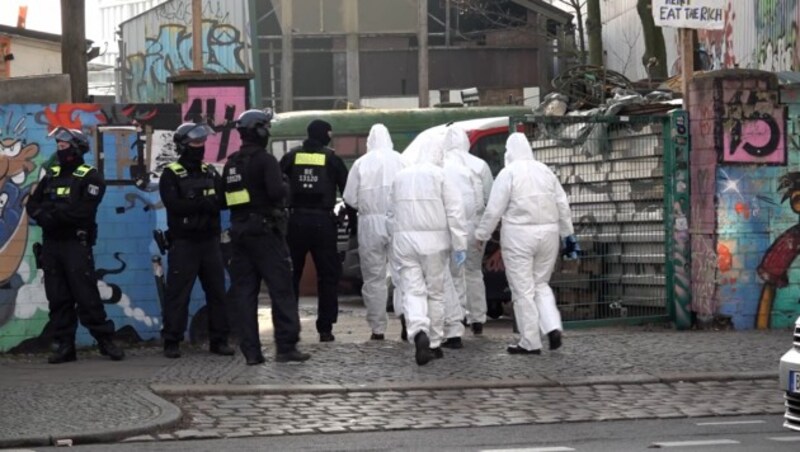 Berlin: Einsatzkräfte gehen auf ein Grundstück (Bild: APA/dpa/Paul Zinken)