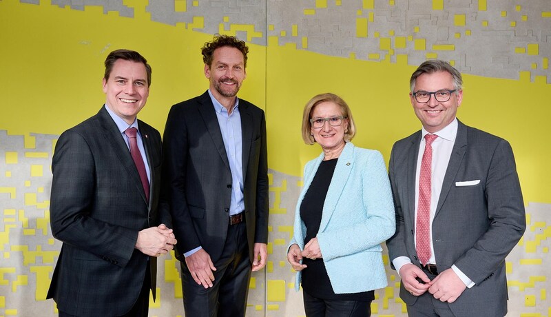 Klosterneuburgs Bürgermeister Christoph Kaufmann, ISTA-Präsident Martin Hertzer, Landeshauptfrau Johanna Mikl-Leitner und Minister Magnus Brunner (Bild: NLK Pfeiffer)