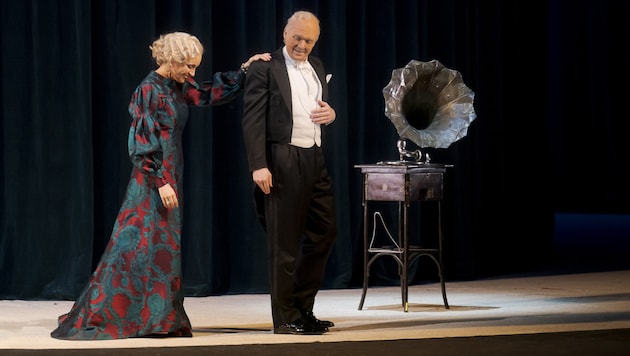 Sehr späte Liebe: Hanna und Danilo, Anett Fritsch und Daniel Schmutzhard in „Die lustige Witwe“. (Bild: © Werner Kmetitsch/Volksoper Wien)