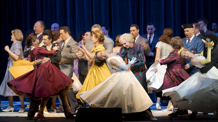 Einige der flotteren Momente in der neuen „Lustigen Witwe“ an der Volksoper.