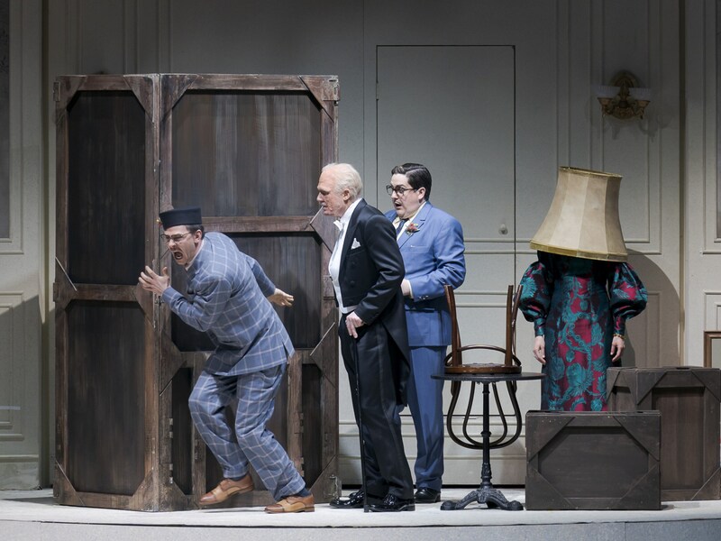 Wo hat sich die lustige Witwe nur versteckt? (Bild: © Werner Kmetitsch/Volksoper Wien)