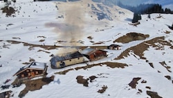 Feuerwehr und Bergrettung mussten sich zur Stoffenalm hinaufkämpfen. (Bild: FF Saalbach-Hinterglemm)