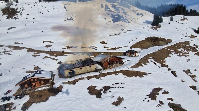 Ein Bild vom Feuer im vergangenen Jahr – die Krameralm rechts im Bild. (Bild: FF Saalbach-Hinterglemm)