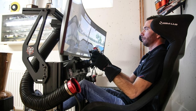 Philipp Eng auf seinem Simulator. (Bild: Tröster Andreas)