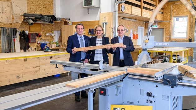 Proud of wood and digital technology: Economic Chamber President Wolfgang Ecker, Governor Johanna Mikl-Leitner and company owner Franz Burger. (Bild: NLK Burchhart)