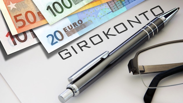 If the current account is overdrawn, it can get really expensive (Bild: stock.adobe.com)