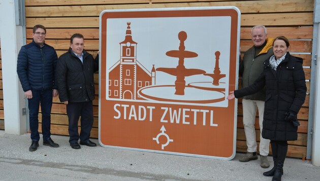 The view of two Zwettl landmarks - the Old Town Hall and the Hundertwasser Fountain - are intended to point out the town entrances along the bypass to those unfamiliar with the area. Michael Tüchler, Mayor Franz Mold, City Councillor for Transport Johannes Prinz and City Councillor for Tourism Anne Blauensteiner (from left) are delighted with the new "eye-catchers". (Bild: Stadtgemeinde Zwettl)