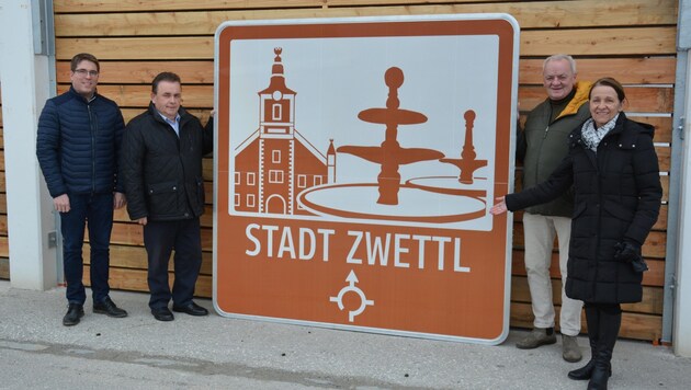 Die Ansicht von zwei Wahrzeichen der Stadt Zwettl - das Alte Rathaus und der Hundertwasserbrunnen - sollen Ortsunkundige auf die Stadteinfahrten entlang der Umfahrung hinweisen. Michael Tüchler, Bürgermeister Franz Mold, Verkehrsstadtrat Johannes Prinz und Tourismusstadträtin Anne Blauensteiner (von links) freuen sich über die neuen „Hingucker“. (Bild: Stadtgemeinde Zwettl)