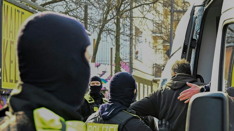 Zehn Menschen wurden zwischenzeitlich festgenommen, um ihre Identität zu überprüfen. (Bild: AFP)