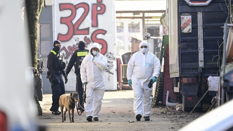 Sie hatten zum Teil Hunde dabei. (Bild: AFP)