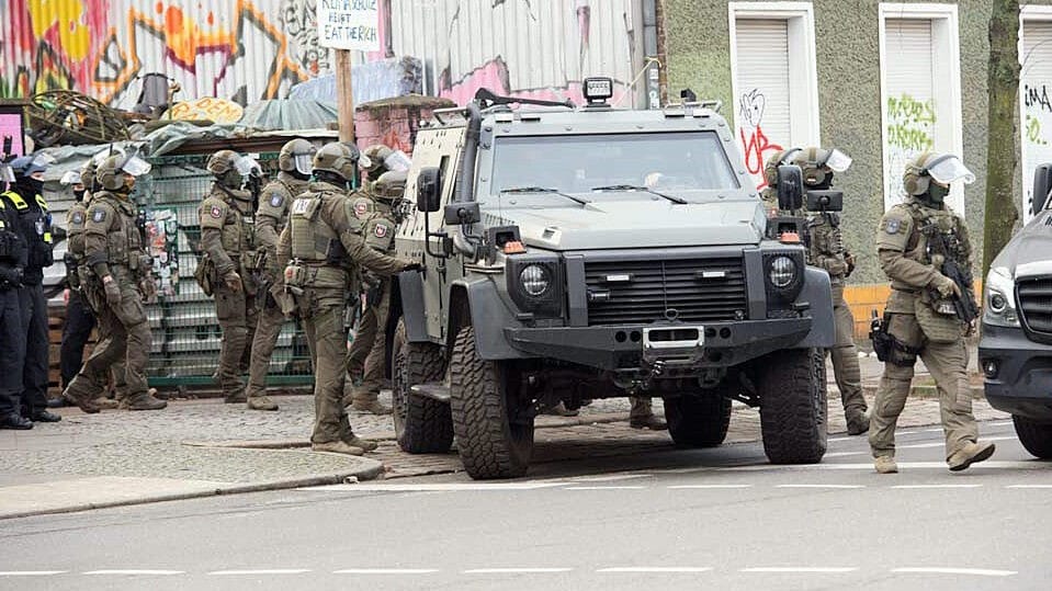 Neue Erkenntnisse - RAF-Terrorist Garweg Lebte In Wohnwagen In Berlin ...