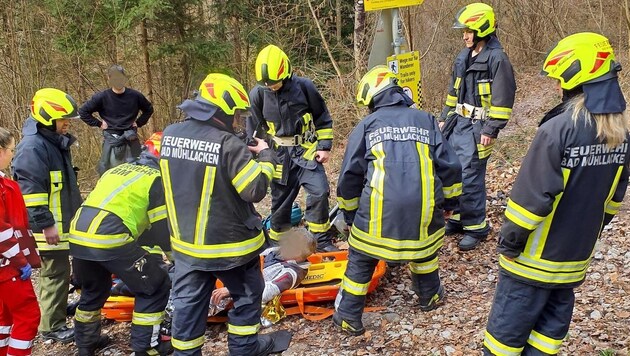Les pompiers et les secours ont dû extraire le randonneur blessé de la vallée de Pesenbach. (Bild: FF Bad Mühllacken)