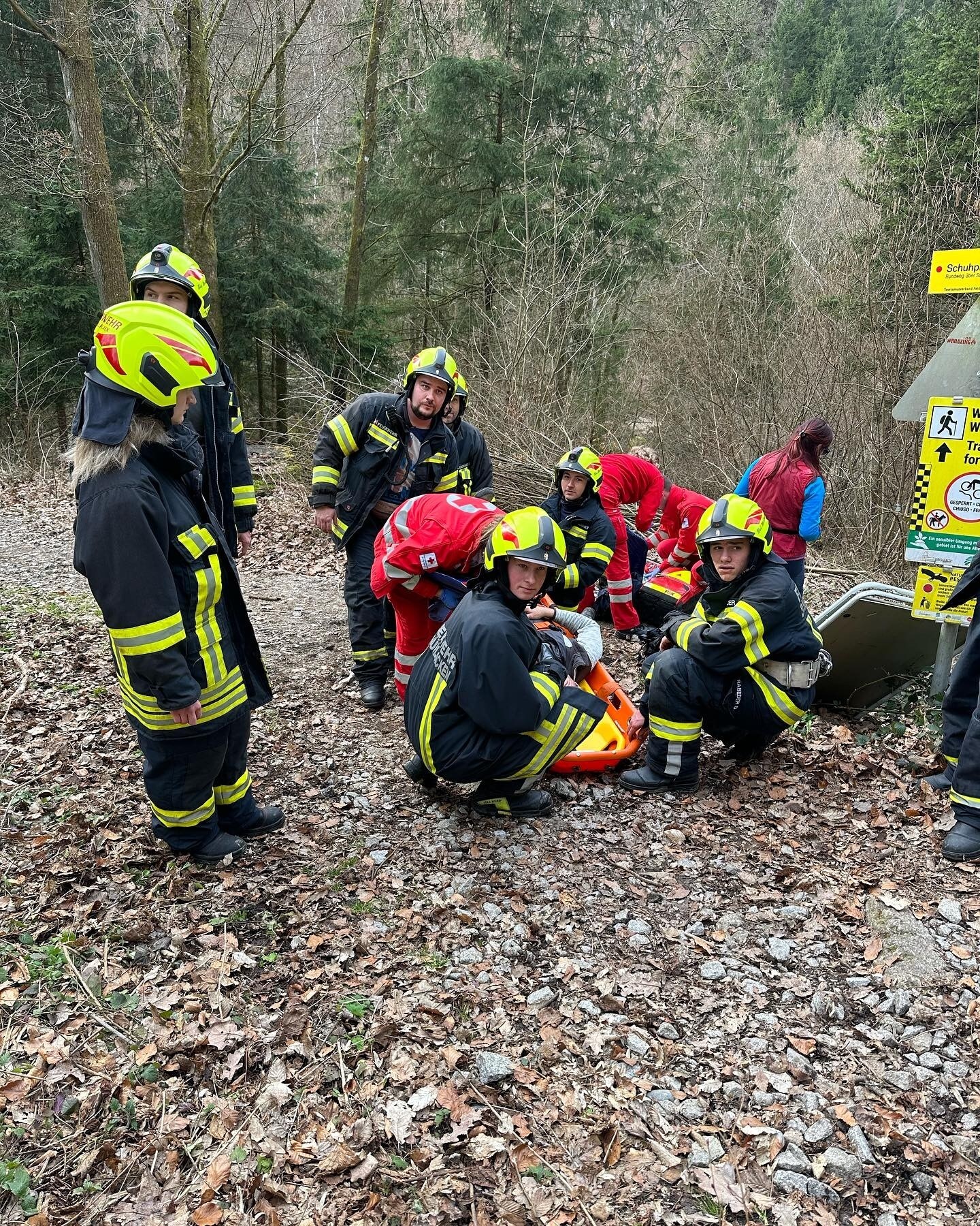 Der Wanderer wird versorgt (Bild: FF Bad Mühllacken)