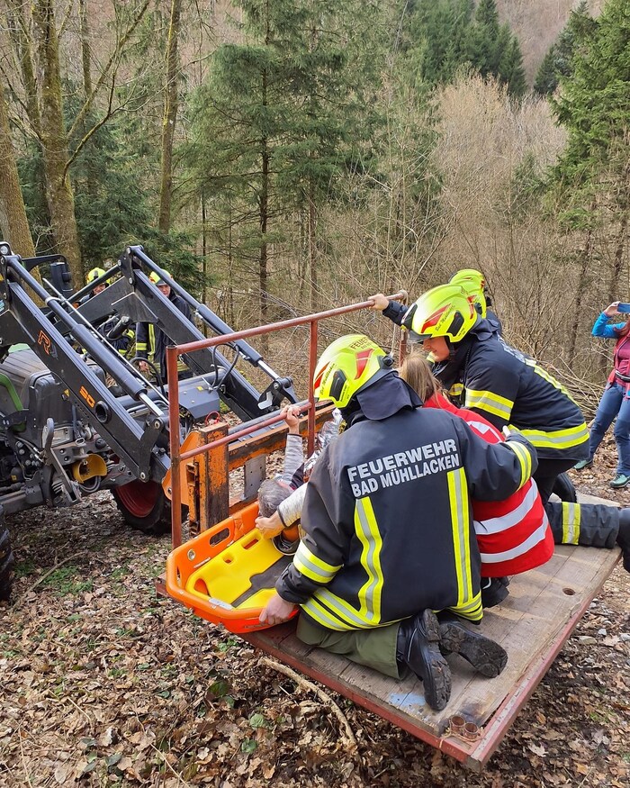 Der Abtransport mit dem Traktor zur Übergabestelle mit der Rettung