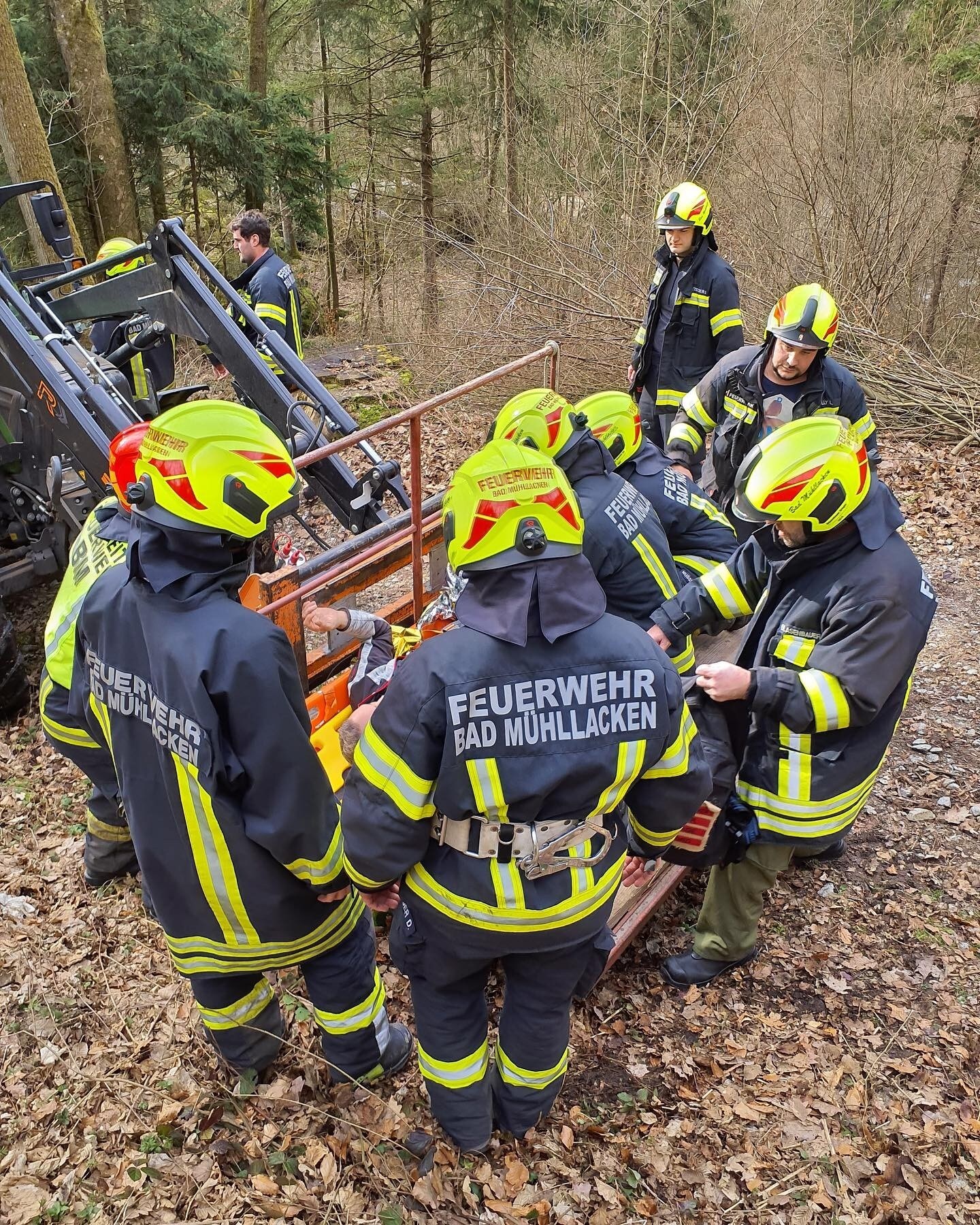 Die Einsatzkräfte nahmen auch eine Bergetrage zu Hilfe (Bild: FF Bad Mühllacken)