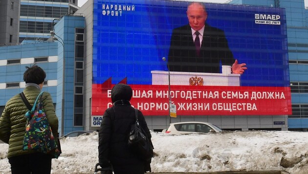 In Moskau gibt es jede Menge riesige Bildschirme, über die Putins Reden übertragen werden. (Bild: APA/AFP/Olga MALTSEVA)