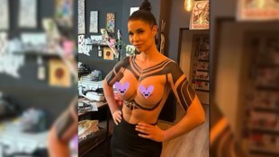 Micaela Schäfer präsentierte auf Instagram ihr XXL-Tattoo. Aber ist es tatsächlich echt oder nur ein Fake? Das Rätsel löste das Erotikmodel jetzt. (Bild: instagram.com/micaela.schaefer.official)