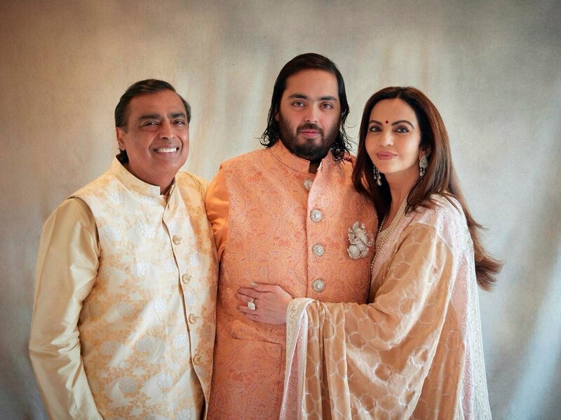 Mulitmilliardär Mukesh, sein Sohn Ambani Anant und dessen Verlobte Ambani Radhika Merchant (Bild: APA/Reliance group via AP)