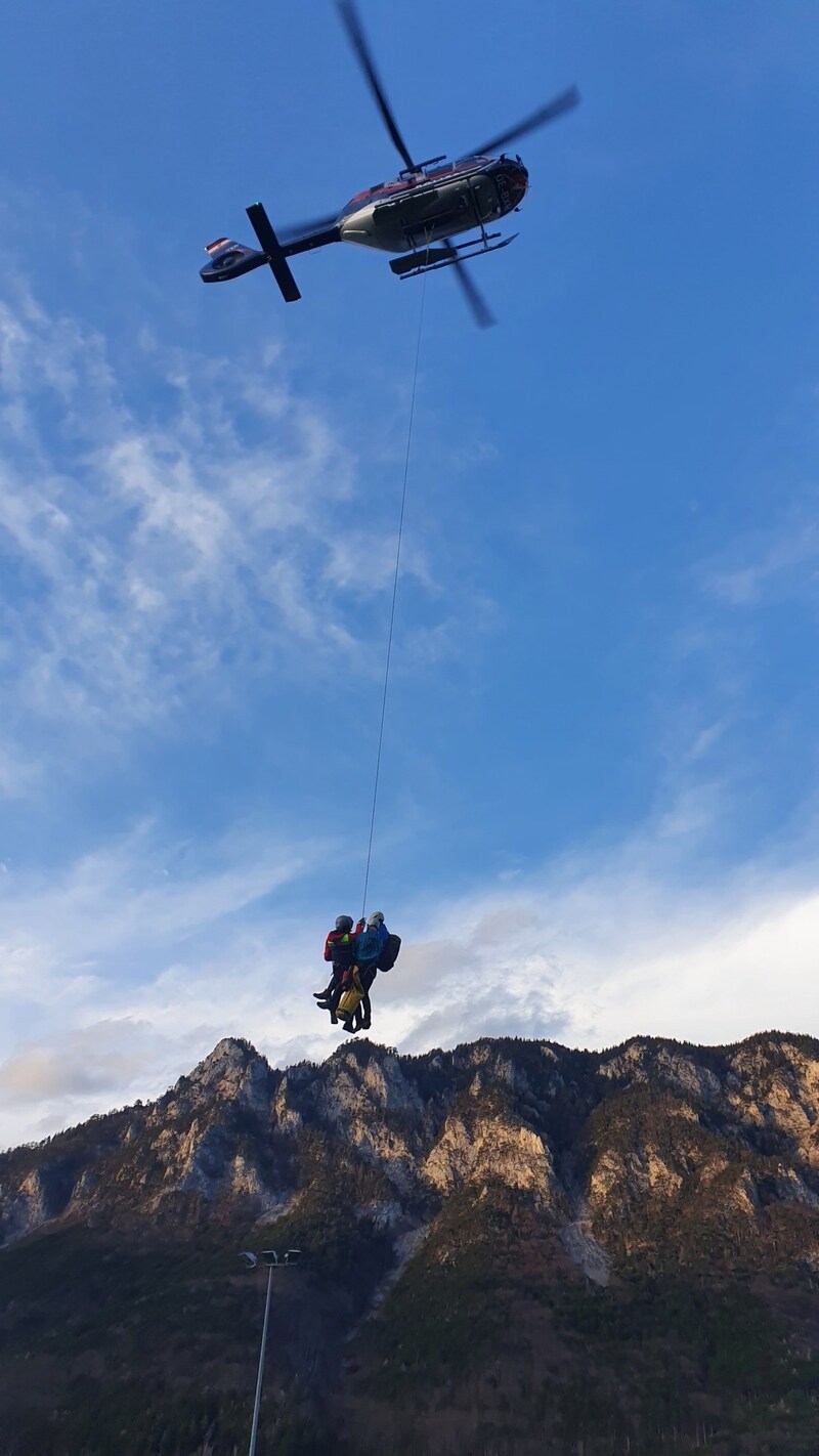 Alpine Notlage auf der Rax: Via Hubschrauber wurden zwei Kletterer von der Flugpolizei gerettet  (Bild: LPD NÖ )
