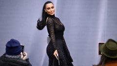 Kim Kardashian stahl bei der Balenciaga-Schau auf der Pariser Fashion Week selbst den Models auf dem Laufsteg die Show. (Bild: APA/AFP/JULIEN DE ROSA)