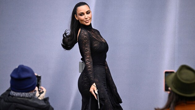 Kim Kardashian even stole the show from the models on the catwalk at the Balenciaga show at Paris Fashion Week. (Bild: APA/AFP/JULIEN DE ROSA)