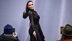 Kim Kardashian stahl bei der Balenciaga-Schau auf der Pariser Fashion Week selbst den Models auf dem Laufsteg die Show. (Bild: APA/AFP/JULIEN DE ROSA)