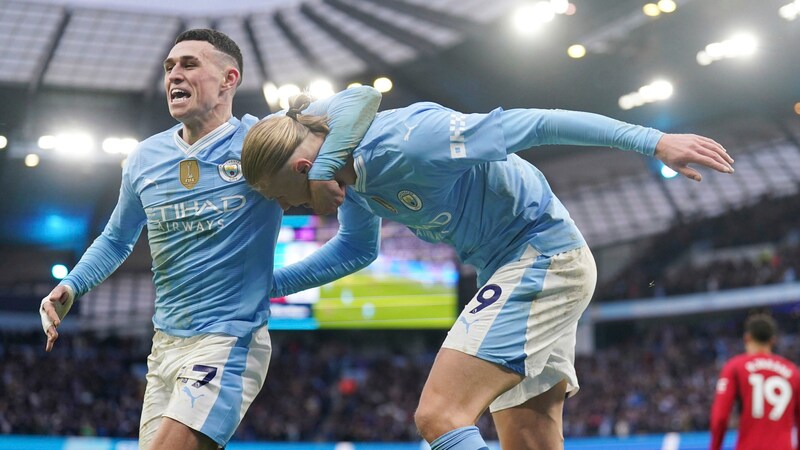 Phil Foden (links) und Erling Haaland feiern den Derby-Sieg (Bild: ASSOCIATED PRESS)