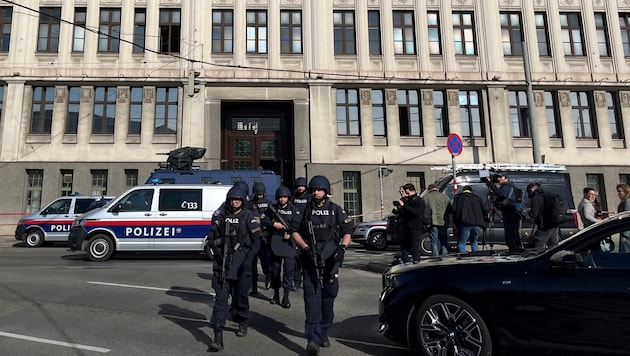 Lundi, les Cobra ont pris d'assaut une école viennoise avec la WEGA. (Bild: Martina Münzer)