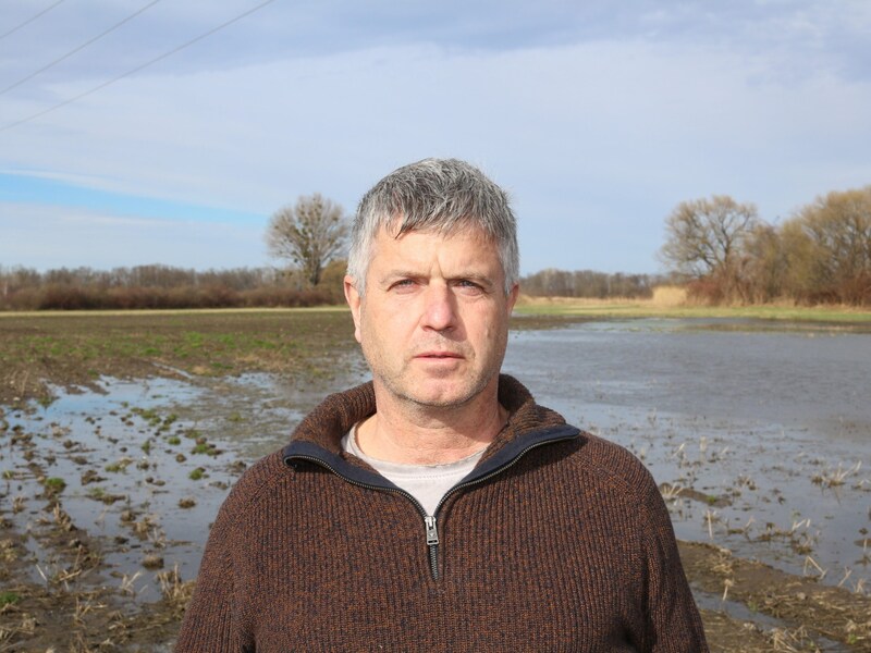 Landwirt Martin Eder vor seinem überfluteten Acker. (Bild: zVg)