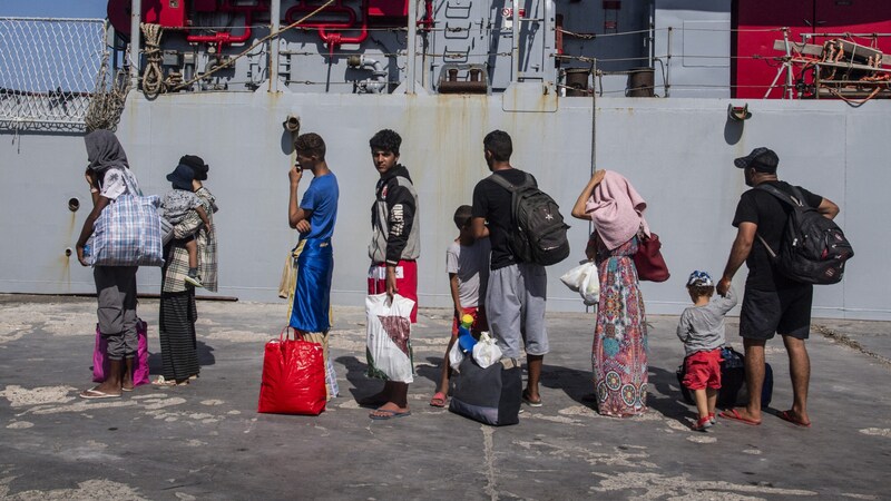 Miranten und Migrantin auf Lampedusa (Bild: AFP)