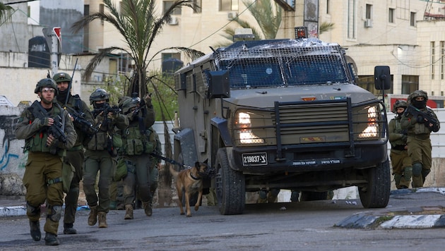Israelische Sicherheitskräfte haben am Montag in der Stadt Ramallah im Westjordanland die größte Razzia seit Jahren vorgenommen. (Bild: AFP/Jaafar Ashtiyeh)