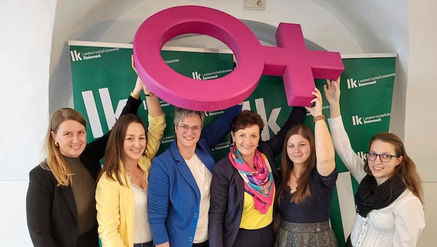 Martina Kiefer, Jenifer Pöschl, Landesbäuerin Viktoria Brandner, Maria Pein (Vizepräs. Landwirtschaftskammer), Elisabeth Flucher, Beate Horvatek (v.li.) (Bild: Christa Blümel)