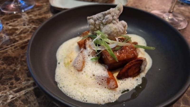 Diese Schweinbackerl mit Kartoffeln auf Polenta wird Ihren Gaumen verzücken. Der Chip aus Algen kombiniert hier das Tradiotionelle mit dem Modern. (Bild: zvg)