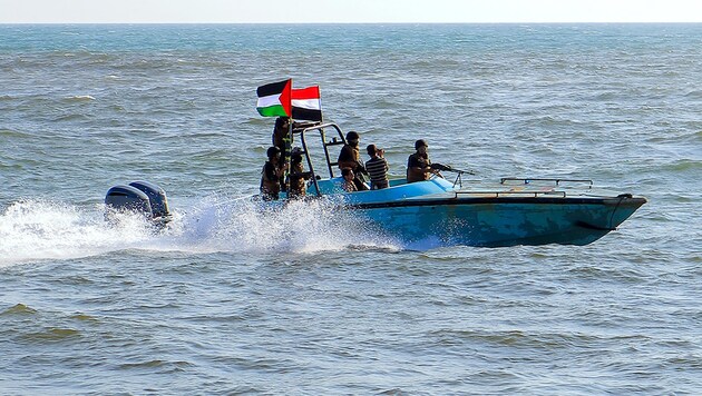 Members of the Yemeni coast guard with links to the Houthi militia patrol the Red Sea, where 16 important submarine internet cables run along the bottom. Four of them are currently out of order. (Bild: AFP/KCNA via KNS)