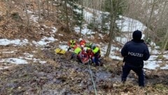 Von der Bergrettung Villach wurde der Syrer geborgen. Laut Einsatzkräften war der Bub stark unterkühlt und konnte wegen Verletzungen alleine nicht weitergehen. (Bild: Bergrettung Villach )