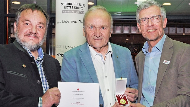 Karl Hinterwallner gilt als echte Rotkreuz-Legende. Präsident Hans Ebner und dessen Vize Werner Schlögl übergaben ihm das Goldene Verdienstzeichen. (Bild: Crepaz Franz)