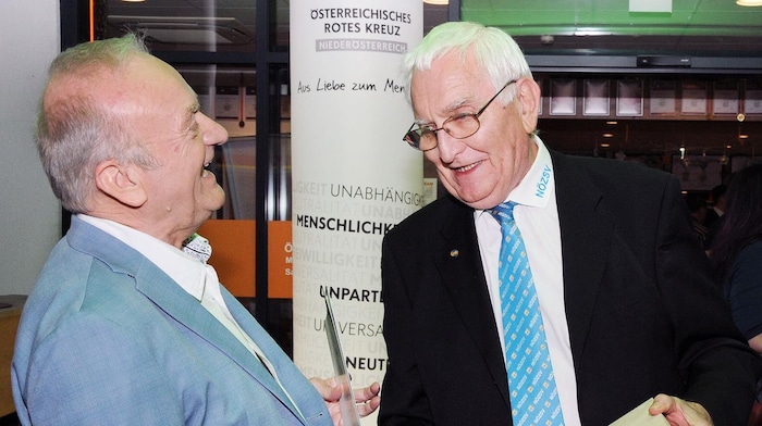 Die Goldene Ehrennadel gab es vom Zivilschutzverband.