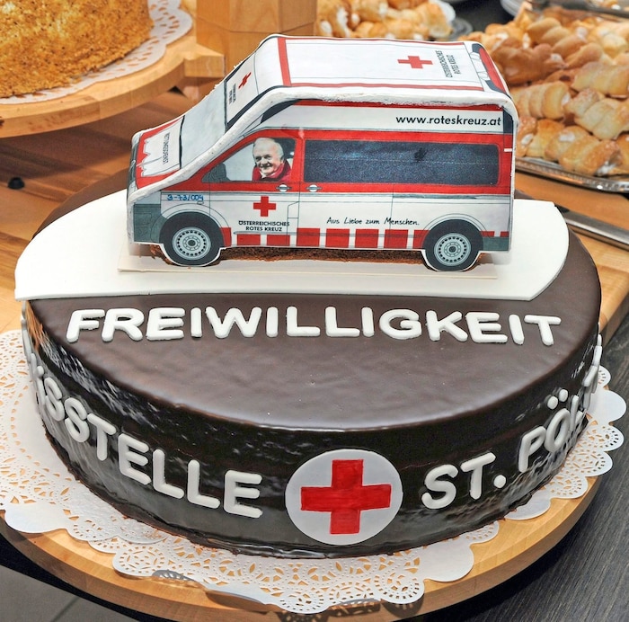 Von den Kollegen gab es Süßes zur Verabschiedung.