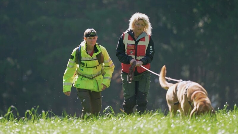 Sabine Sonnleitner (links) ist Profisportlerin und meistert auch die längsten Strecken. (Bild: K9Pro/RTL)