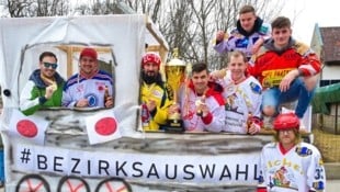 St. Salvators Eishockey-Cracks ließen sich im Dorf beim Faschingsumzug für den Meistertitel hochleben. (Bild: zVg)