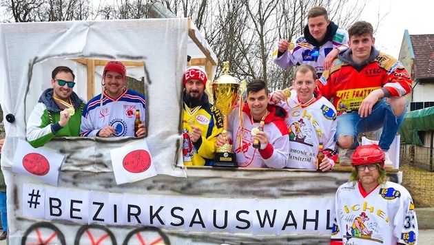 St. Salvators Eishockey-Cracks ließen sich im Dorf beim Faschingsumzug für den Meistertitel hochleben. (Bild: zVg)