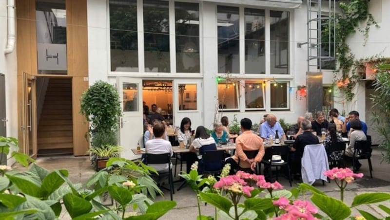 Im Sommer können die Gäste im Gastgarten verweilen und wenn die Temperaturen sinken können Gäste sich im zweiten Stock niederlassen. (Bild: Das Lokal im Hof)