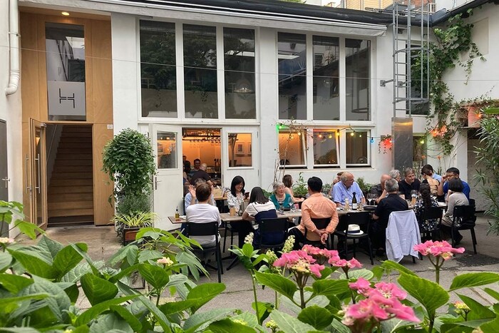 Im Sommer können die Gäste im Gastgarten verweilen und wenn die Temperaturen sinken können Gäste ...