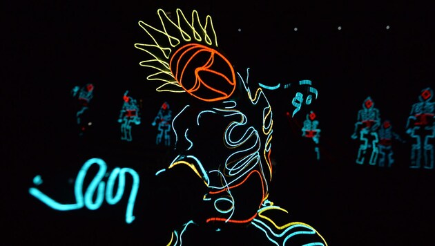 The Dance Industry dancers mix traditional costumes with the LED suits they made themselves for the show. (Bild: Dance-Industry)