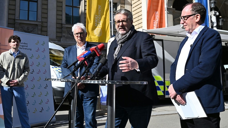 Von links: Andreas Huss (ÖGK), Wiener Gesundheitsstadtrat Peter Hacker und Gesundheitsminister Johannes Rauch bei der Pressekonferenz am Montag (Bild: APA/Helmut Fohringer)