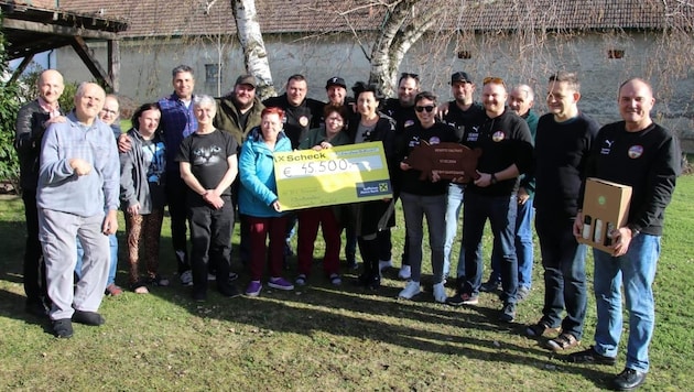 Radiant weather, radiant faces: 45,500 euros will go to the association for the disabled in Neusiedl am See after the Sautanz. Thanks to everyone involved! (Bild: Sautanz Partie Mönchhof)